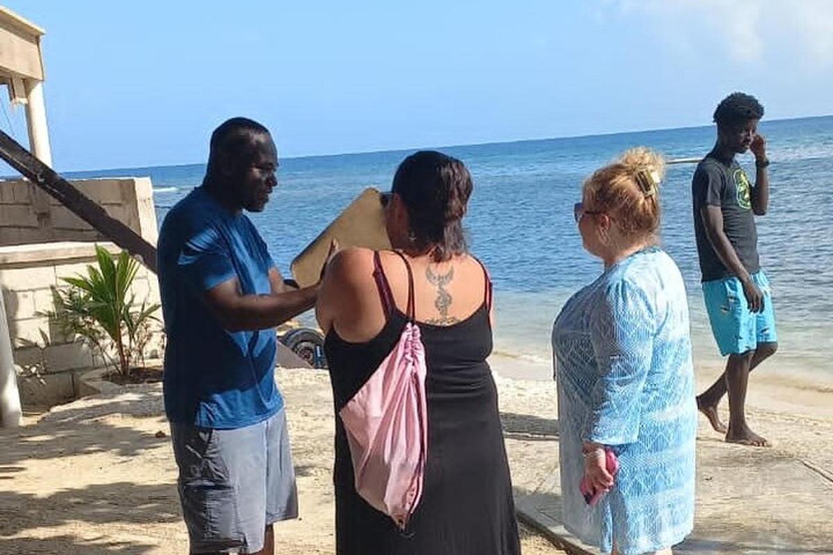 sekumpulan orang berdiri di pantai