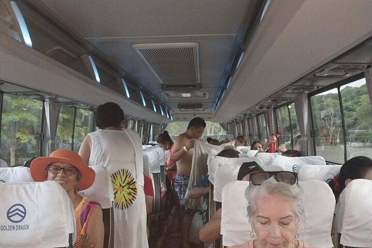grupp inimesi istub bussis