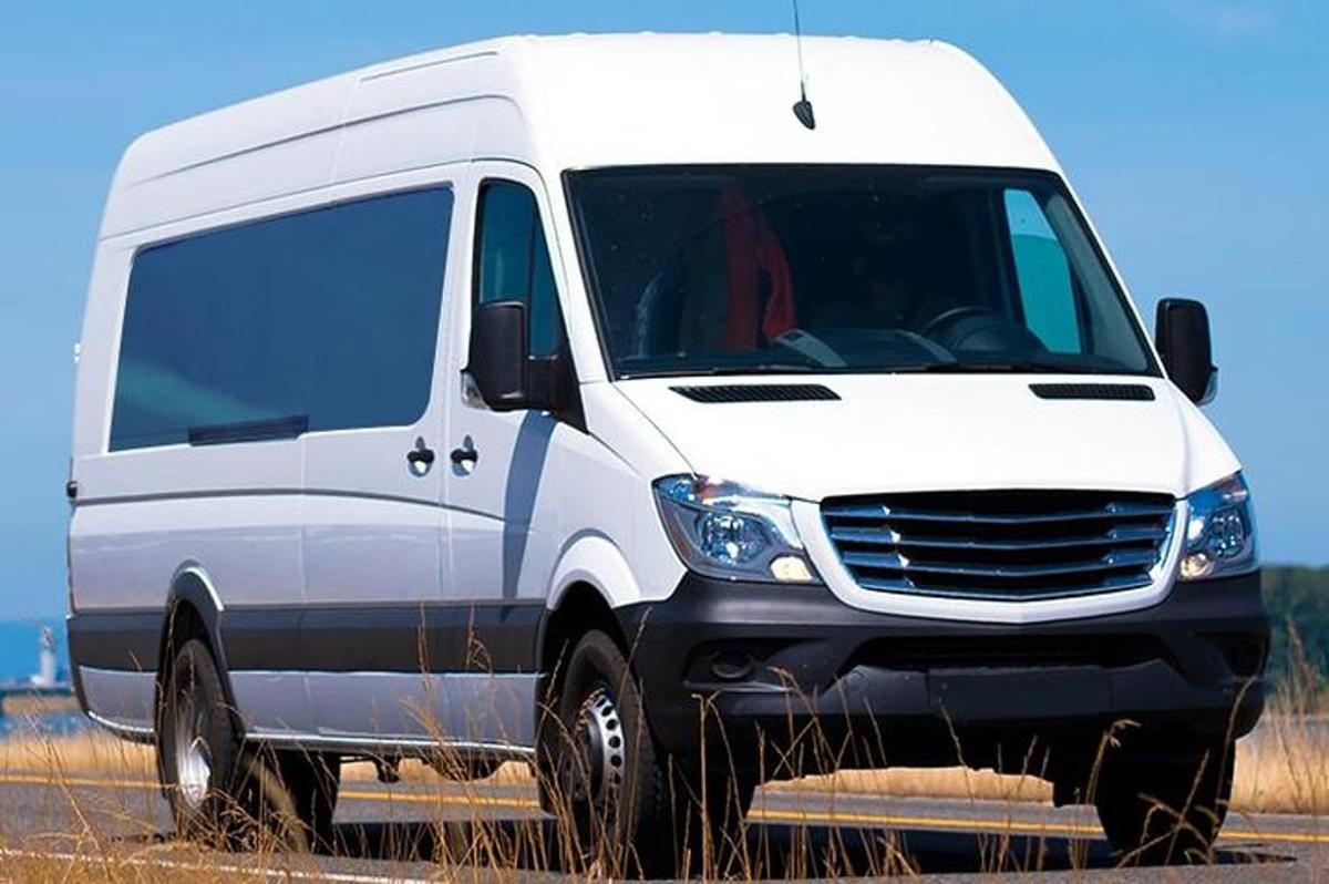 une camionnette blanche garée sur un chemin de terre