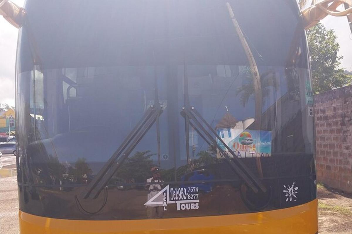 čelní sklo autobusu s cedulí na něm