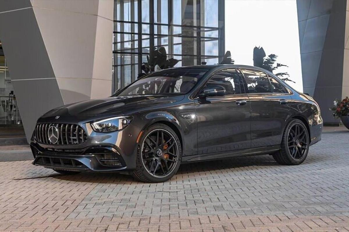 must auto pargitud hoone ette