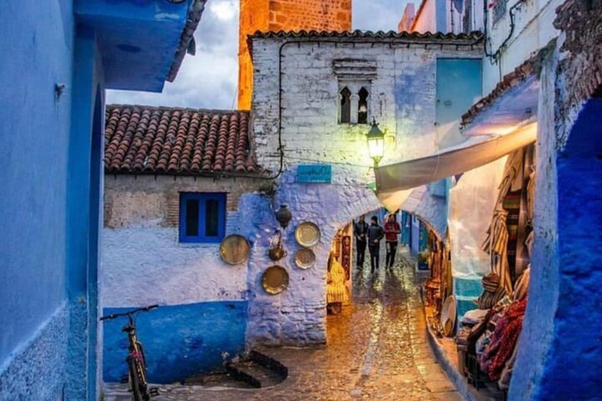alejka w błękitnym mieście Chefchaouen nocą
