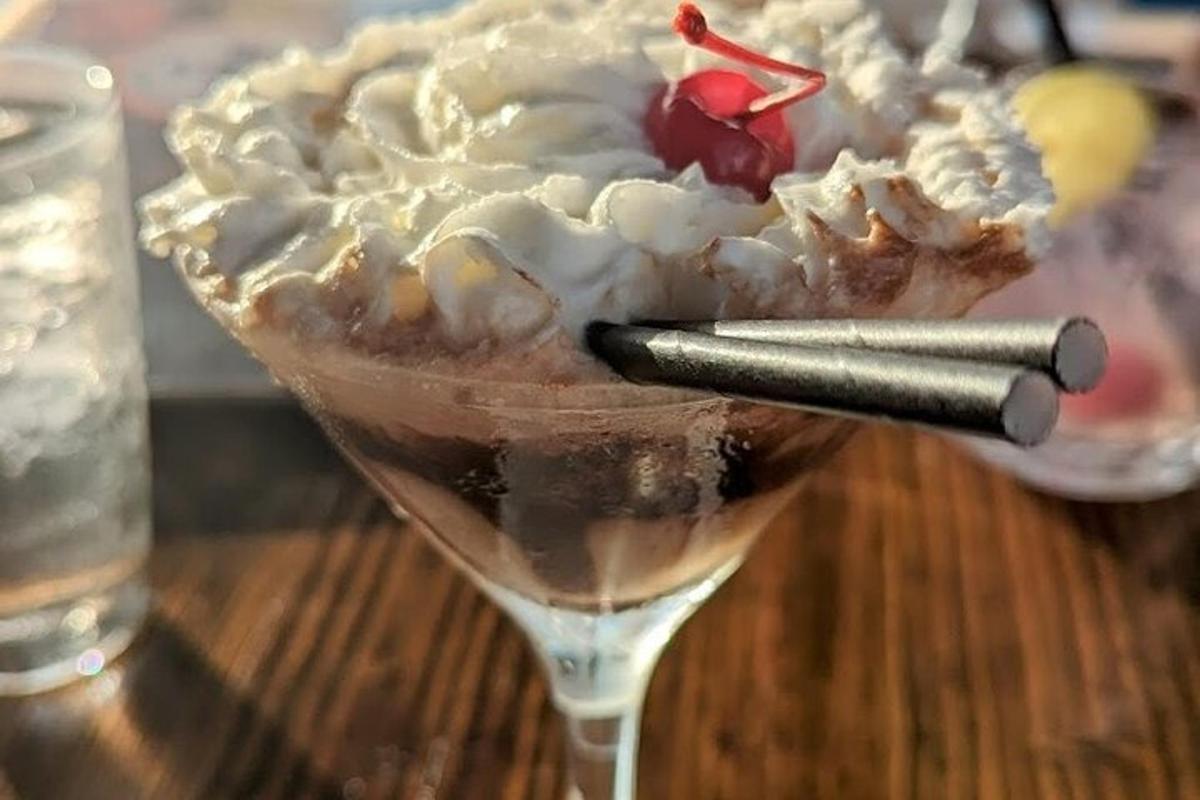 ein Dessert in einem Martini-Glas auf einem Tisch