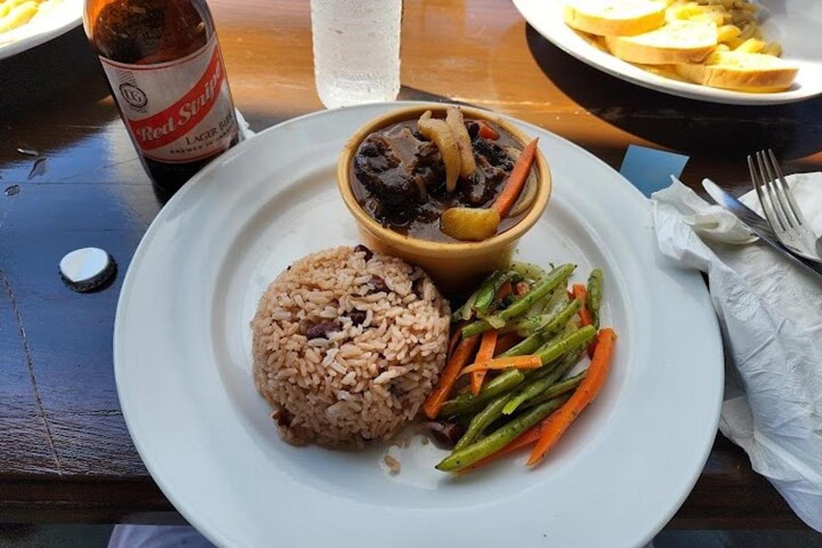 un plat de menjar amb arròs i verdures a la taula
