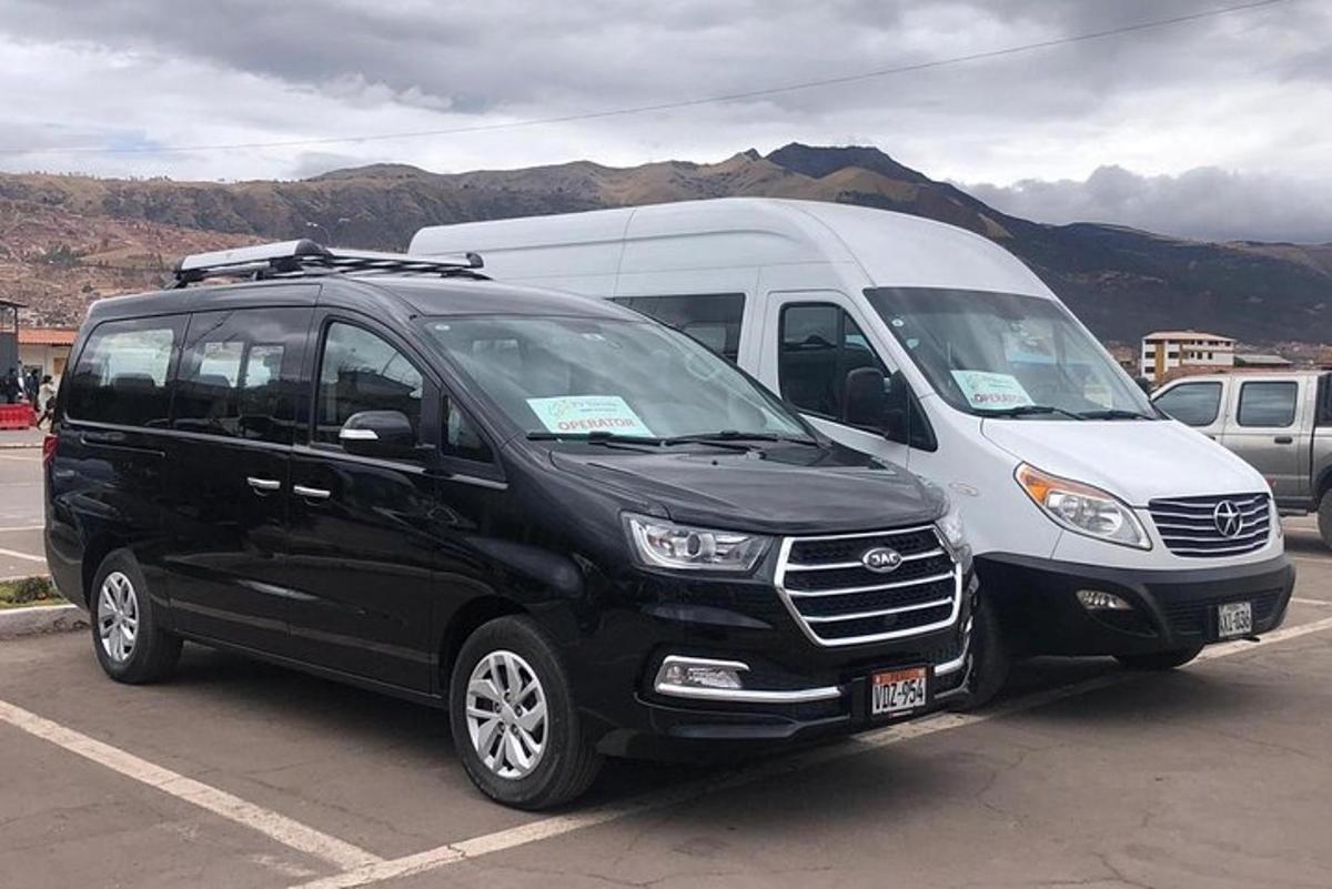 uma van preta e branca estacionada em um estacionamento