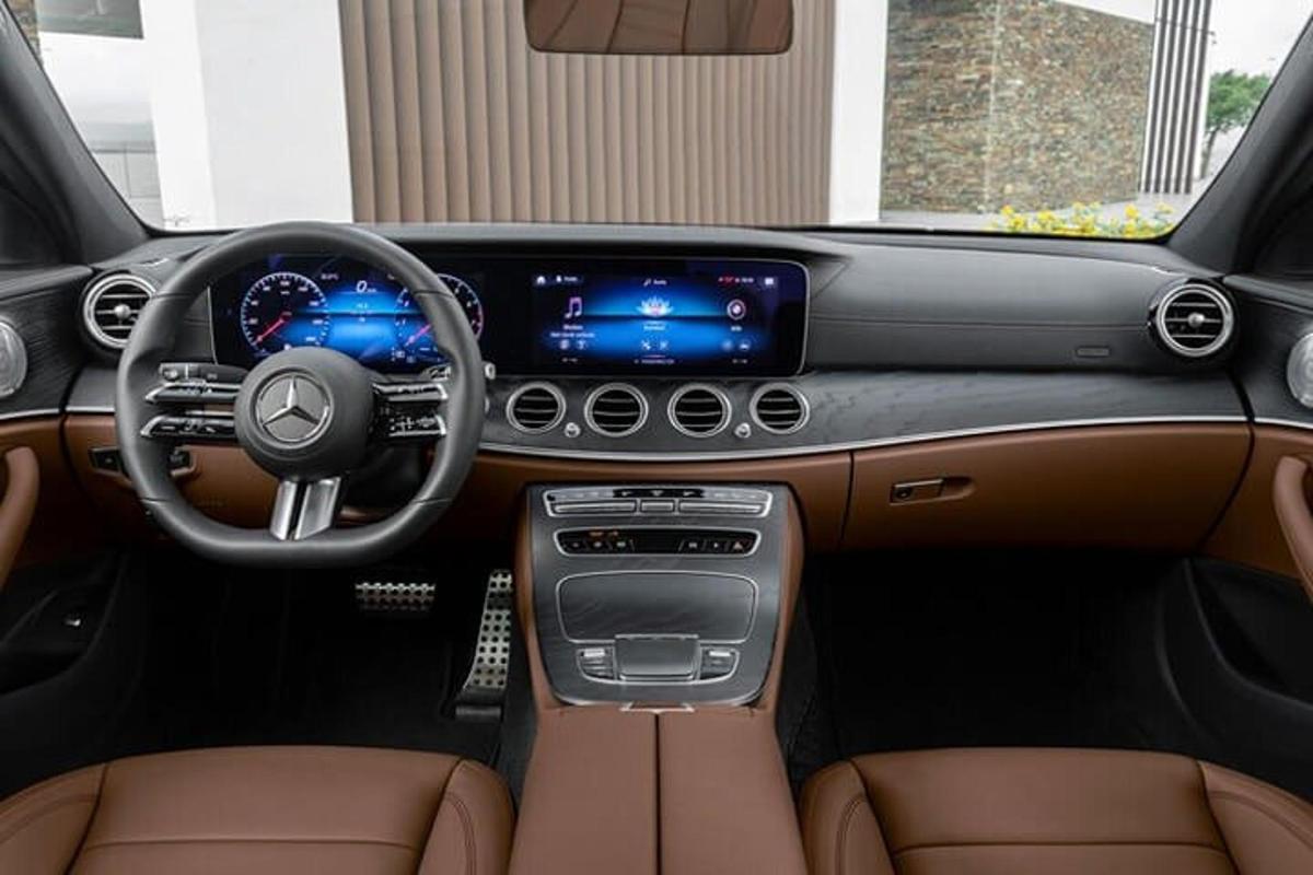 egy Acedes Benz autó pilótafülkéjének kilátása
