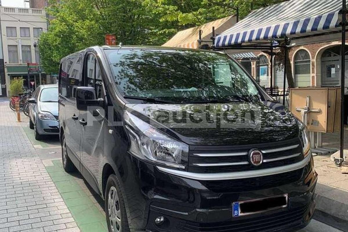 un furgone nero parcheggiato sul ciglio di una strada