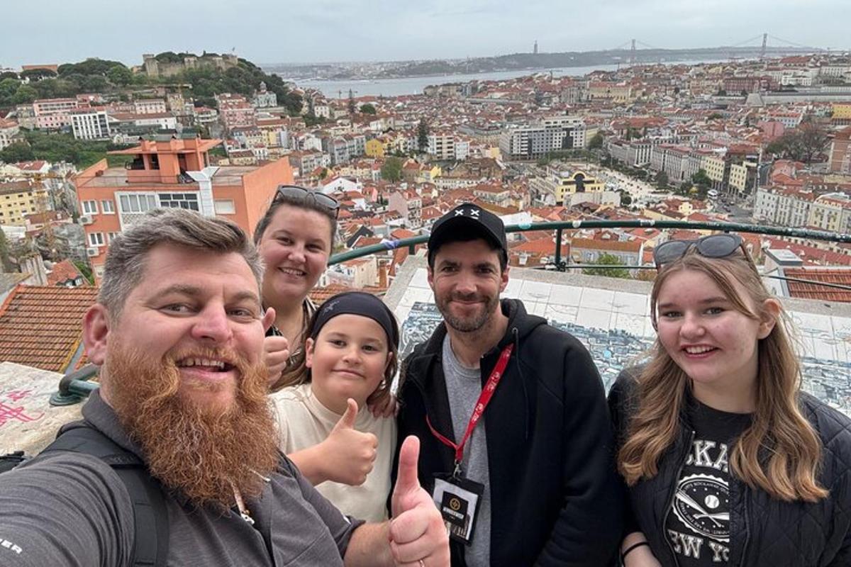 um grupo de pessoas em pé no topo de uma cidade