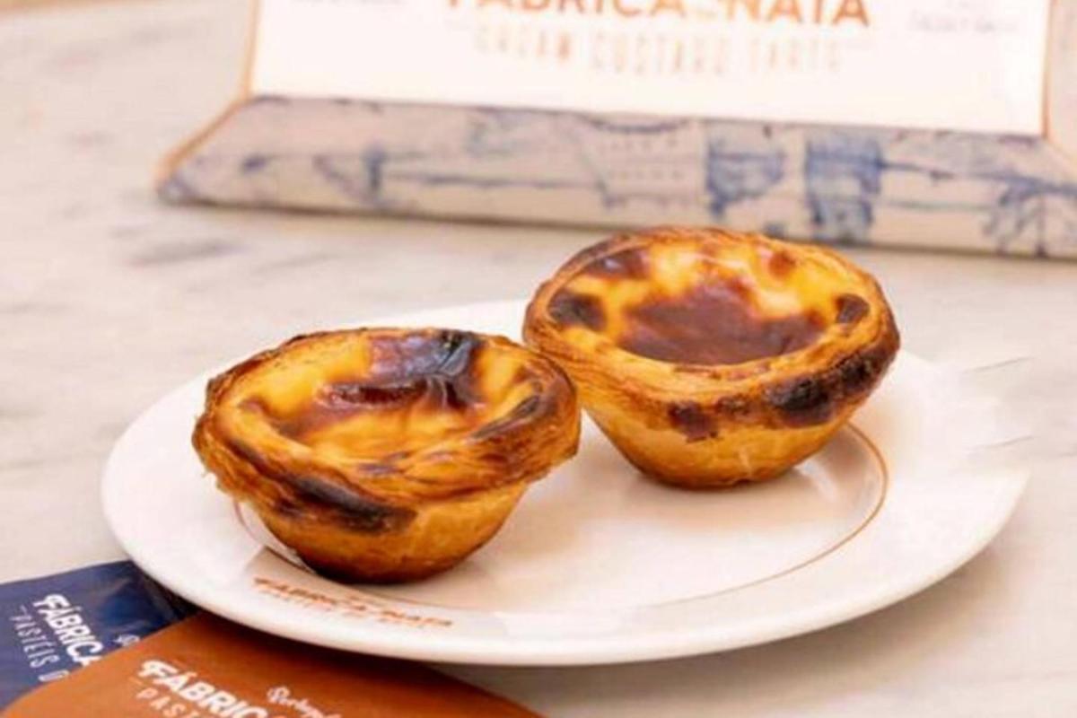 dois muffins em um prato sobre uma mesa