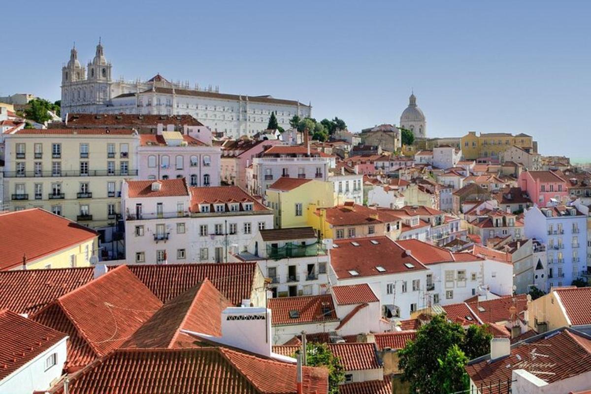 uma vista de uma cidade com edifícios e telhados