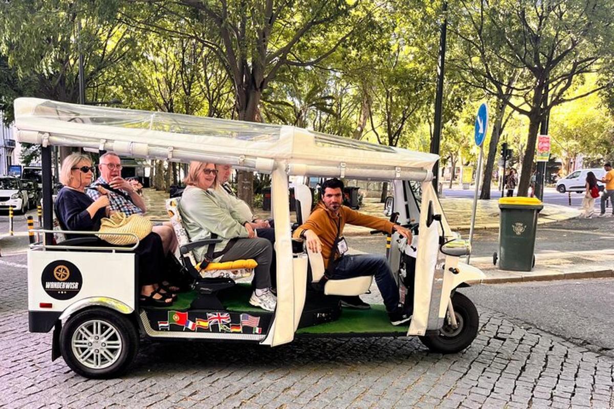 um grupo de pessoas sentadas em um carrinho de golfe