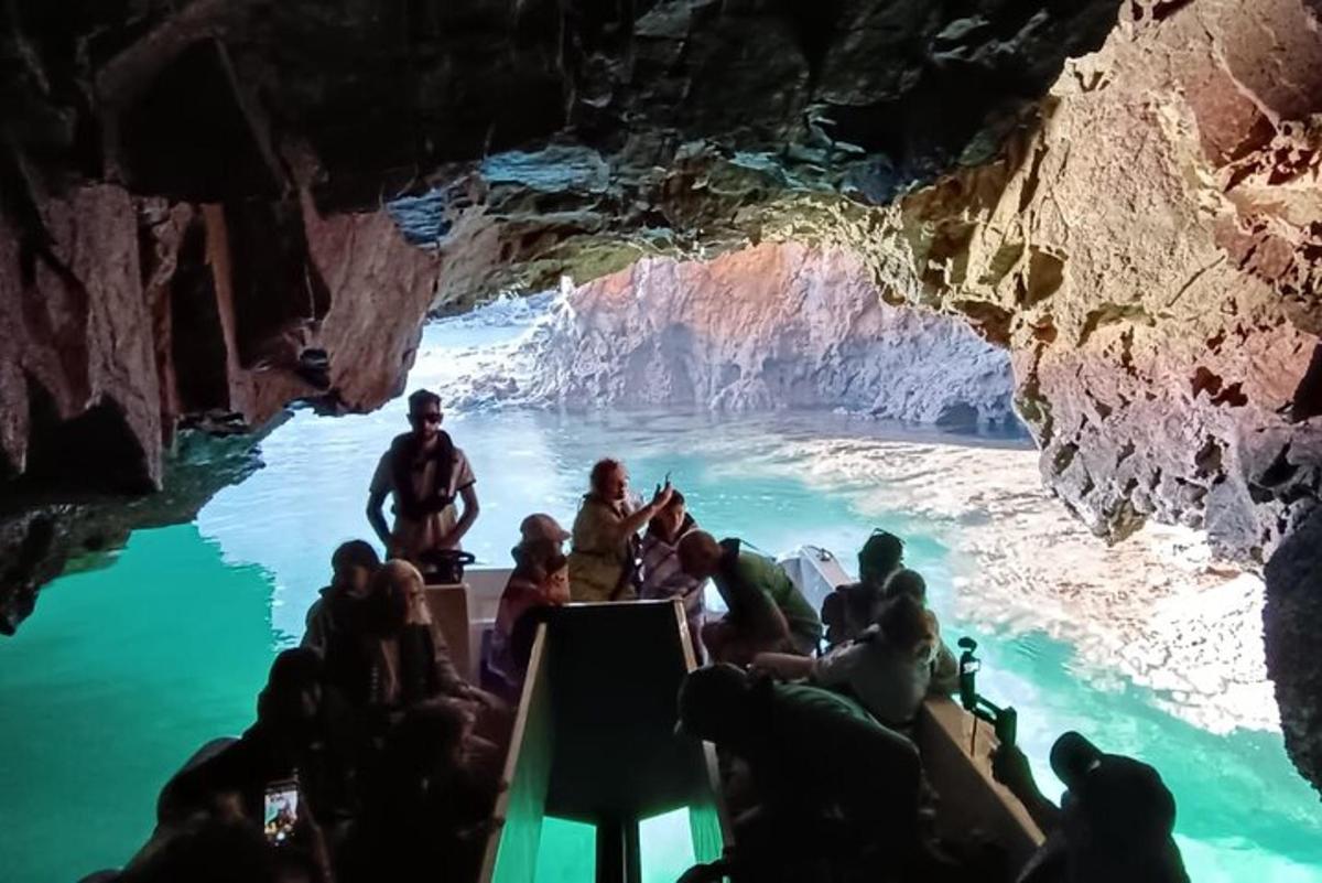 un gruppo di persone su una barca in una grotta
