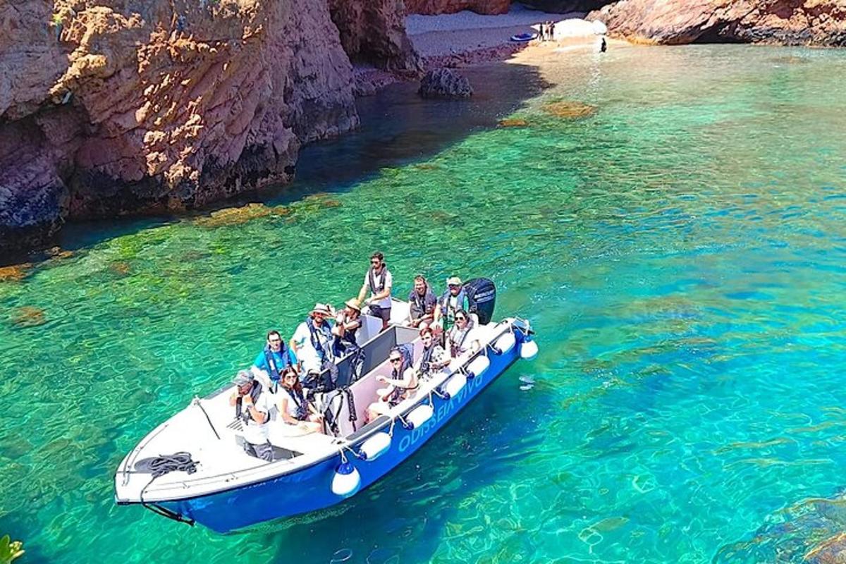 un gruppo di persone su una barca in acqua