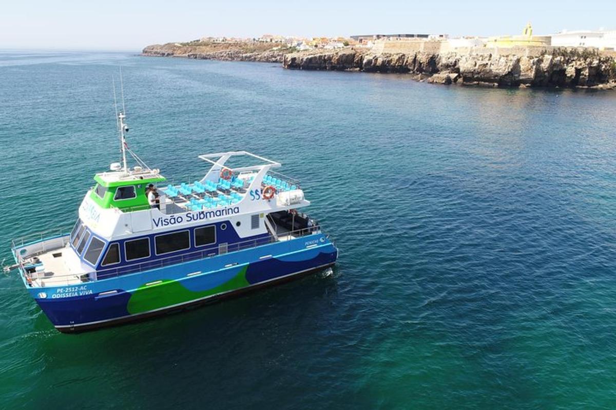 una barca in uno specchio d'acqua