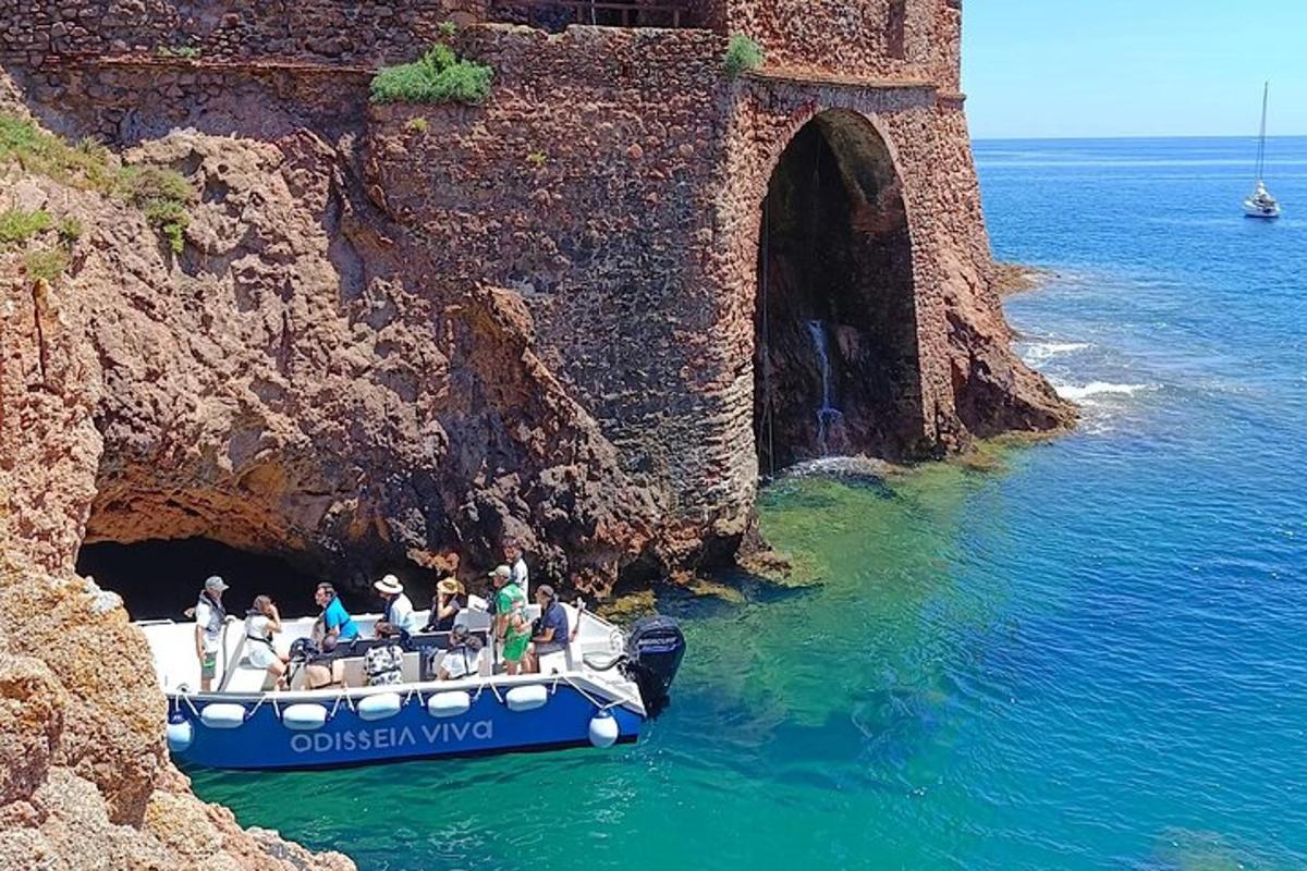 un gruppo di persone su una barca davanti a un ponte