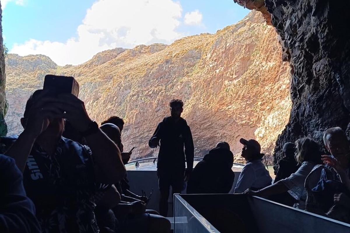 un uomo che cammina in una grotta con una folla di persone