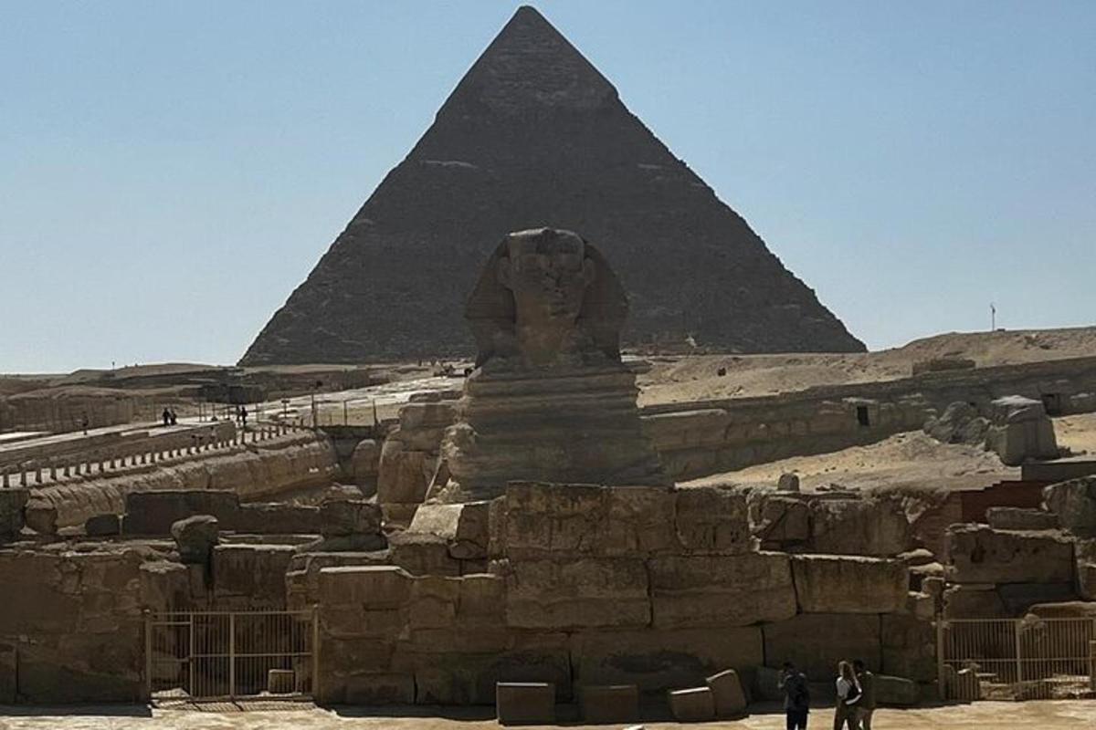 velká socha před pyramidou