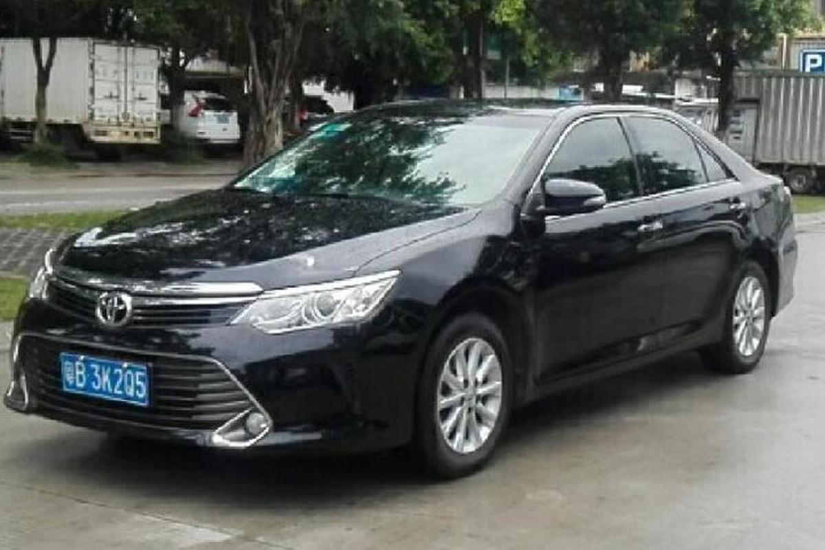 černé auto zaparkované na parkovišti