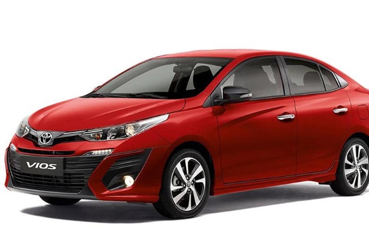 je zobrazena červená Toyota Vitz