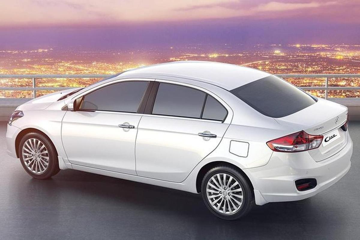 um carro branco está dirigindo em uma rodovia