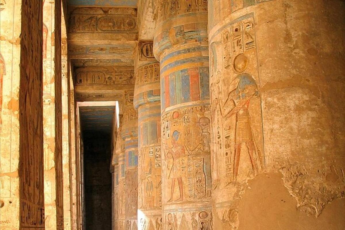 ein altes Gebäude mit Hieroglyphen an der Wand