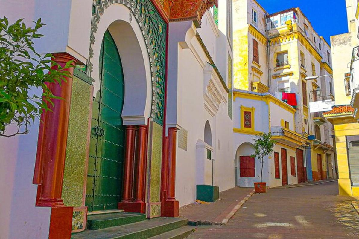 una fila di edifici con finiture colorate su una strada