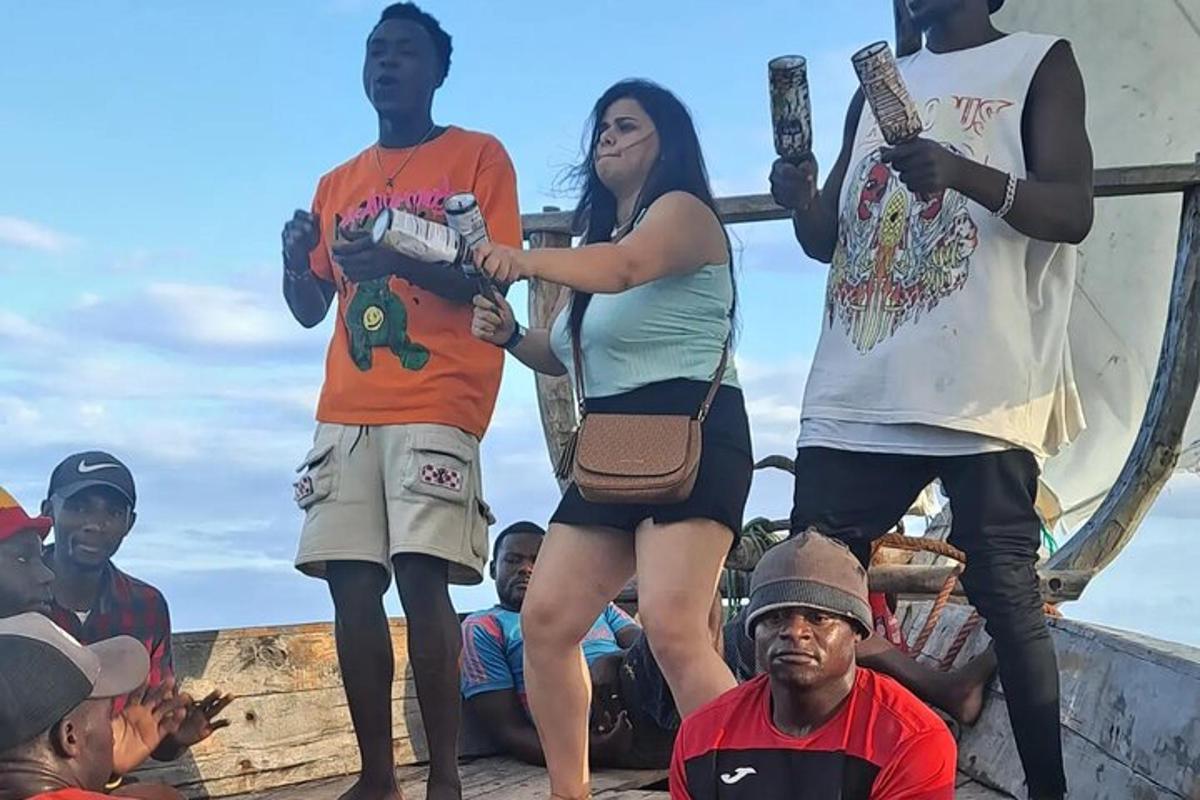 un gruppo di persone in piedi su un molo