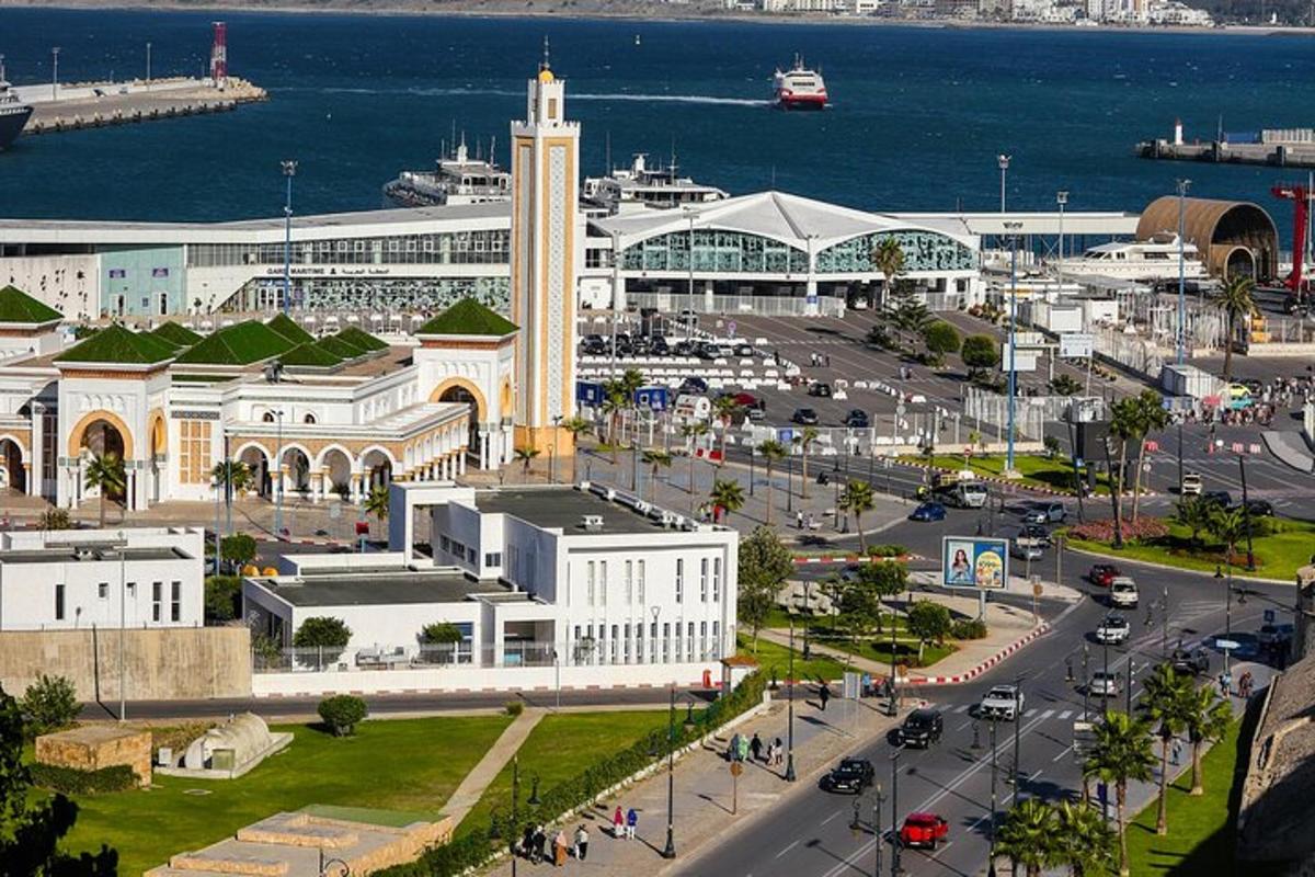 una ciutat amb un gran edifici amb una torre del rellotge