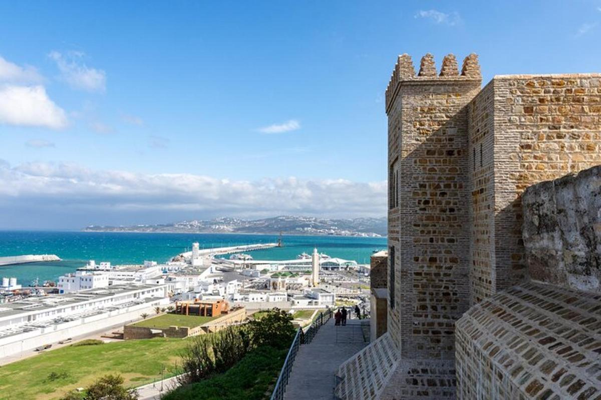 un edificio con vista sull'oceano e sulla città