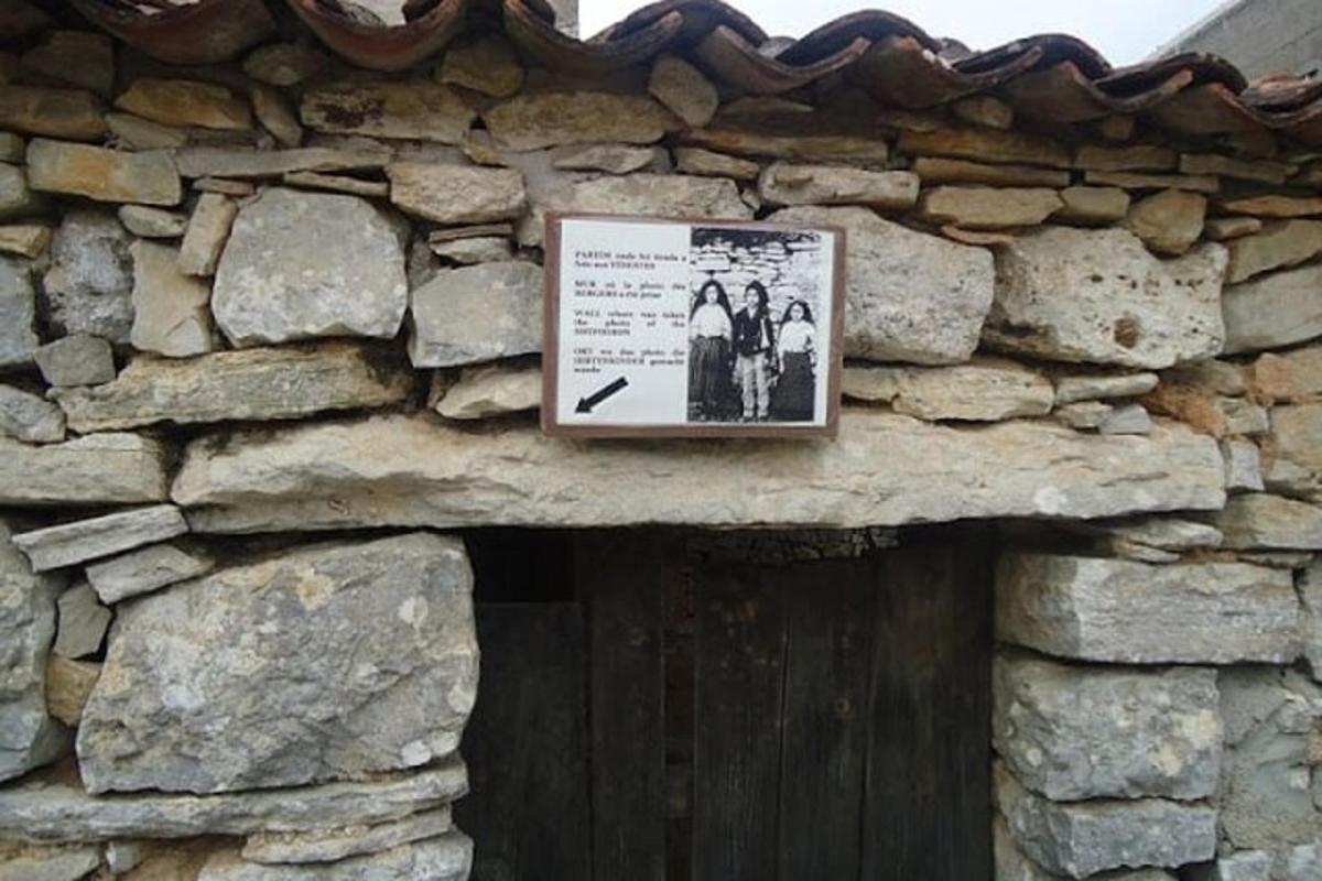 kamenná zeď s obrazem na dveřích