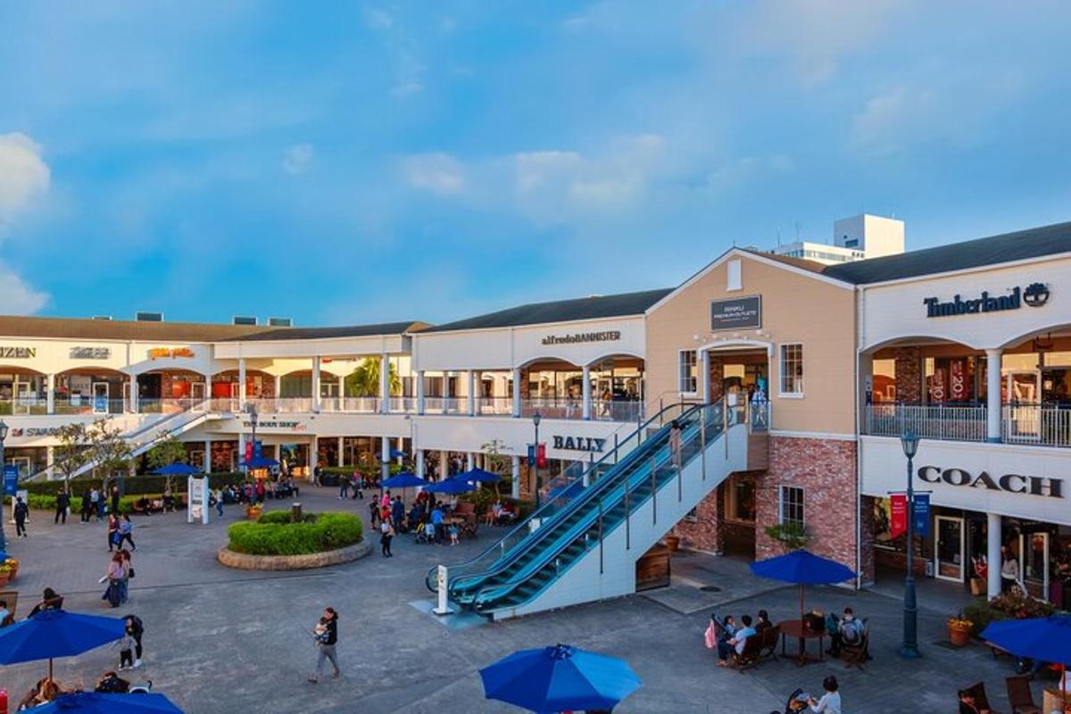 pohled shora na nákupní centrum s lidmi, kteří se procházejí kolem