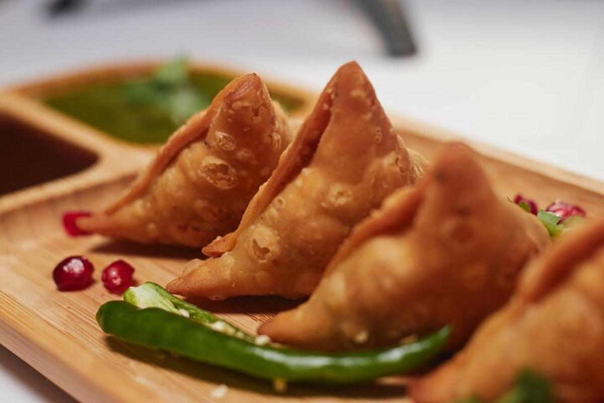 en trætallerken med mad med en gruppe wontons