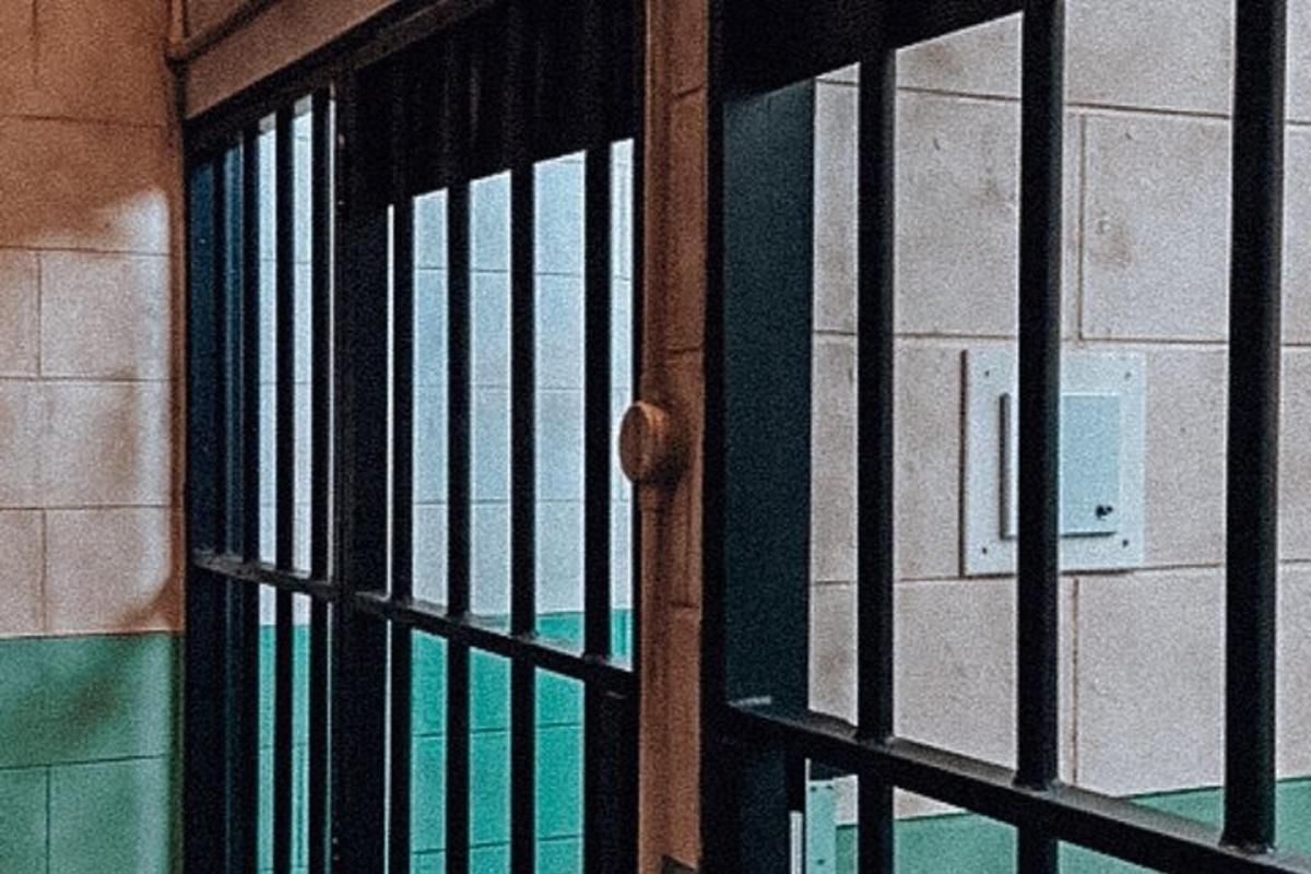 ein offenes Fenster einer Gefängniszelle