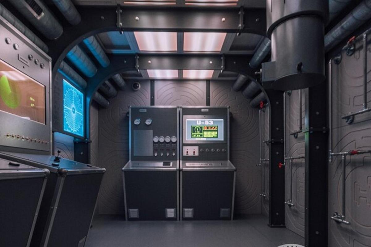 una stanza con una sala di controllo con una macchina
