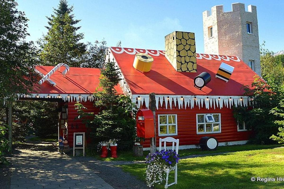 punane maja punase katuse ja torniga