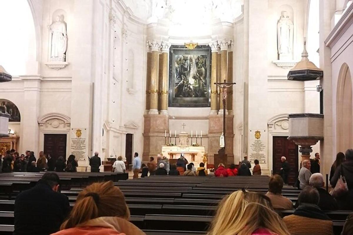skupina lidí sedících v kostele