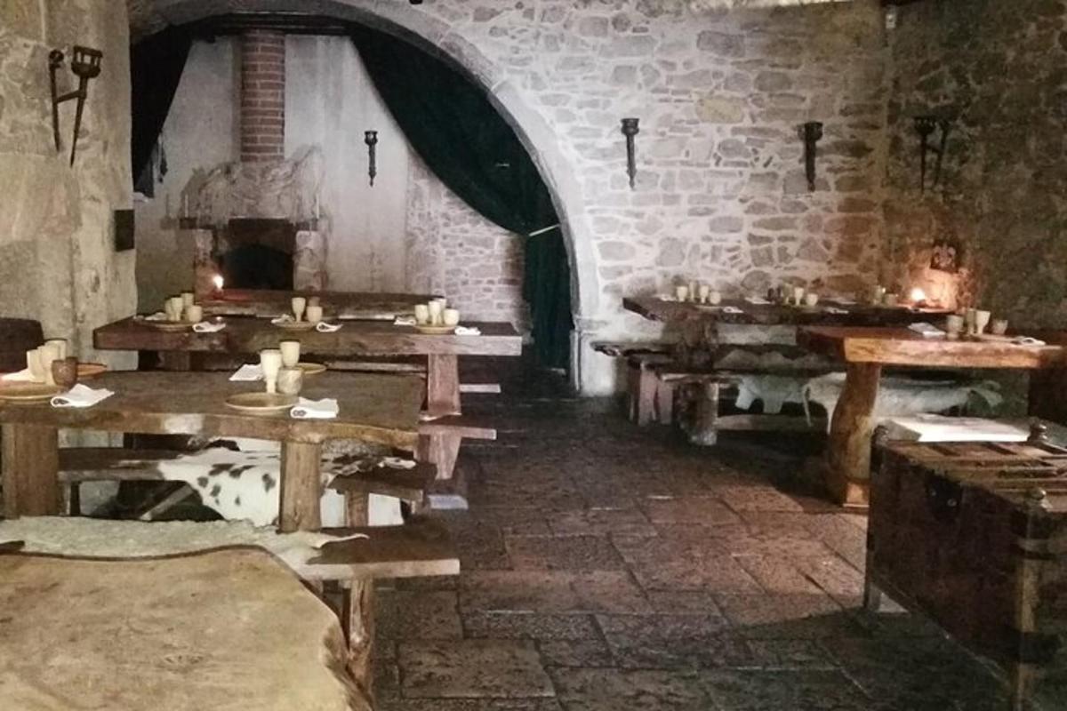 egy szoba faasztalokkal és téglafallal