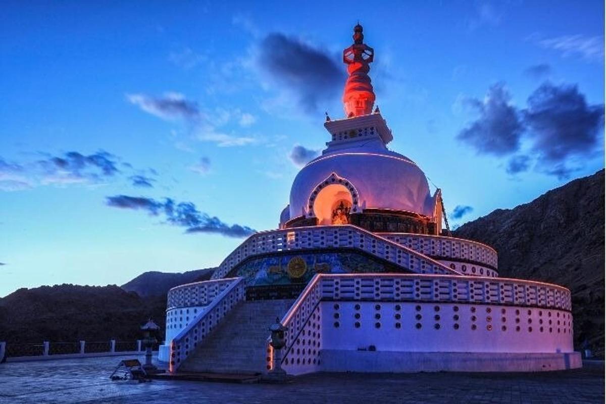 un gran edifici amb una torre a sobre