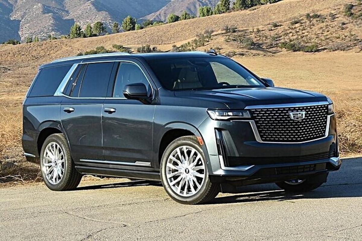 Modré SUV Lexus zaparkované na silnici
