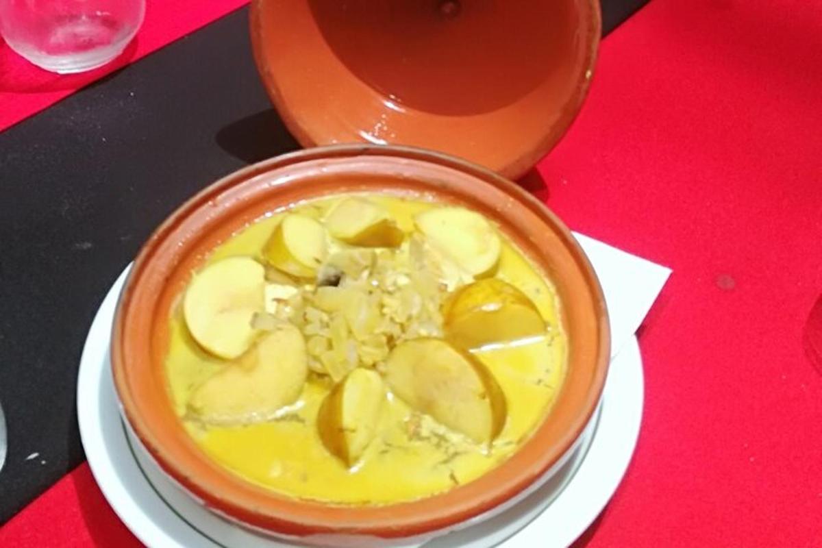 egy tál étel egy tányéron az asztalon