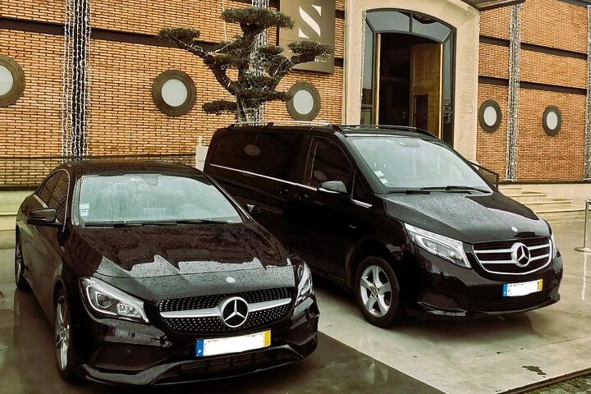 két autó parkolt egymás mellett egy garázsban