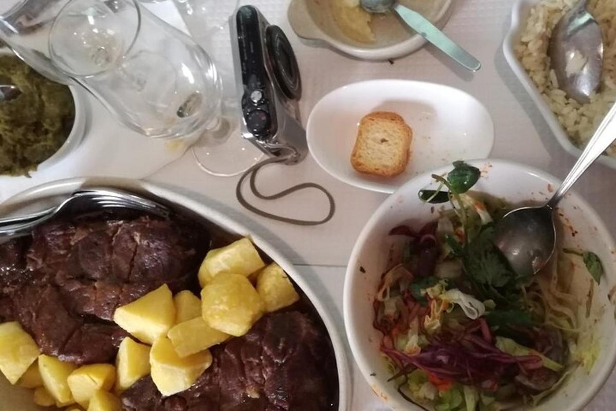 Una mesa cubierta con platos y cuencos de comida.