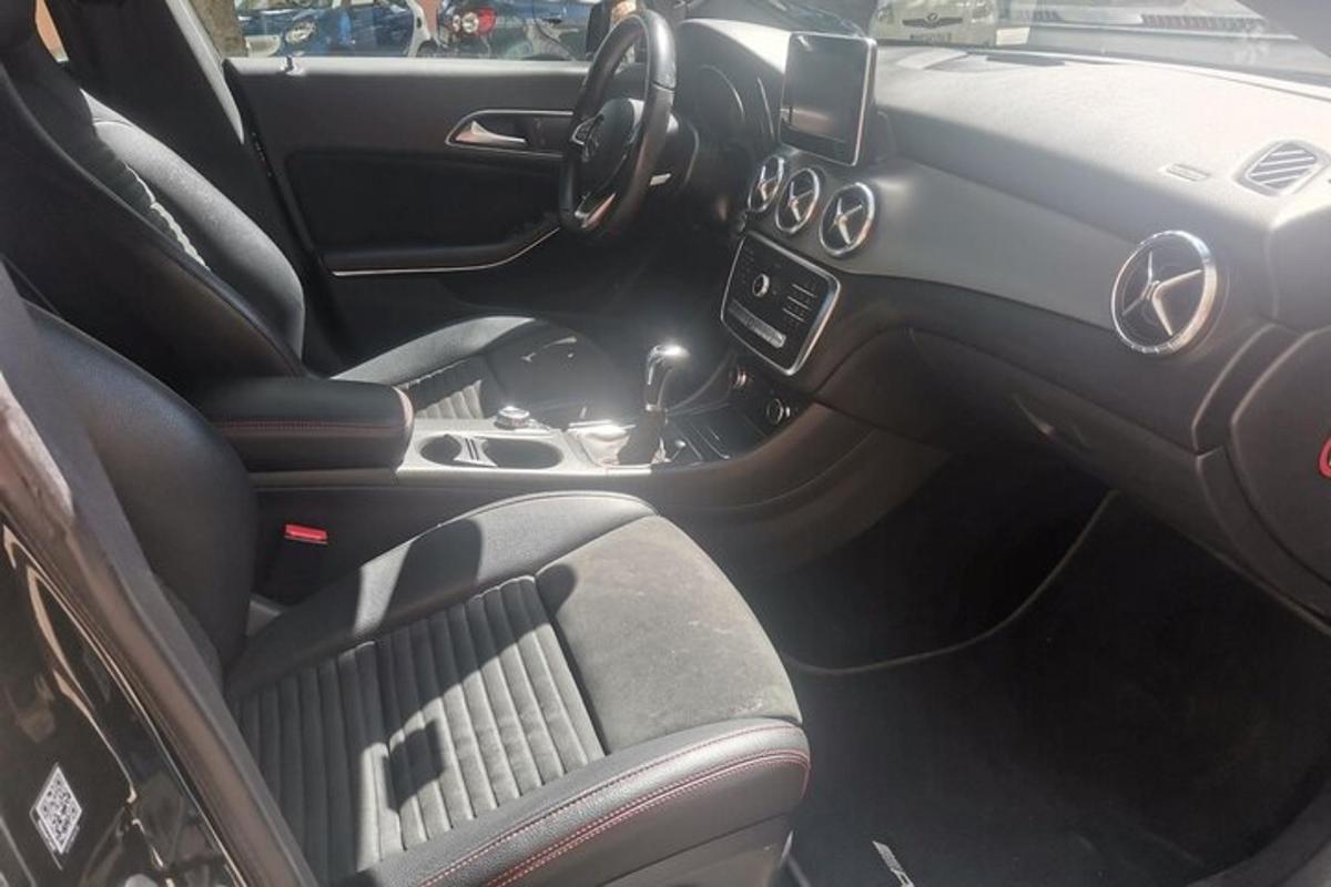 Un primer plano del interior de un coche