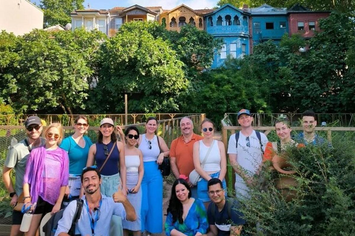 um grupo de pessoas posando para uma foto em frente a um prédio