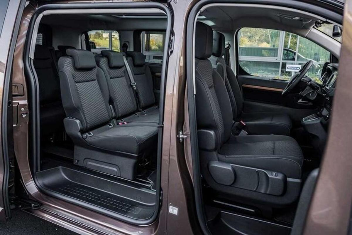 un sedile posteriore aperto di un minivan con le portiere aperte