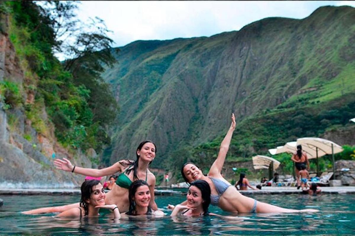 un gruppo di donne che nuotano nell'acqua