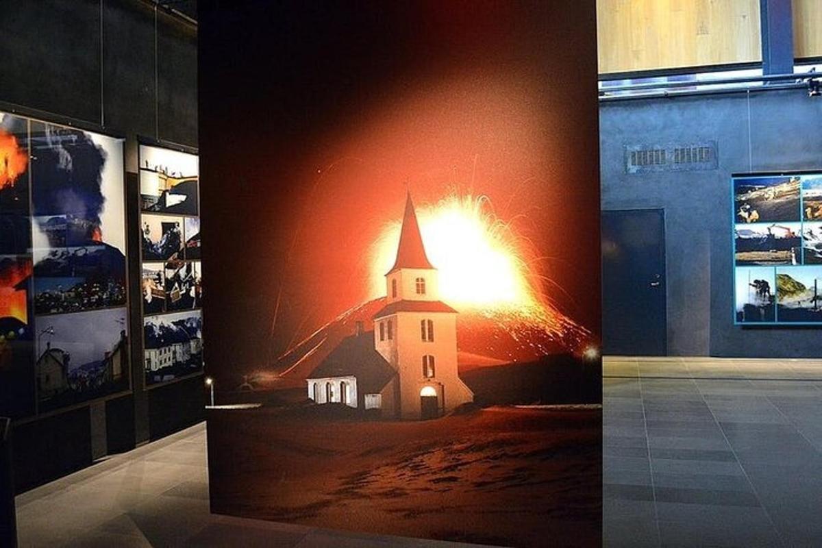 un collage di foto di una chiesa in un museo