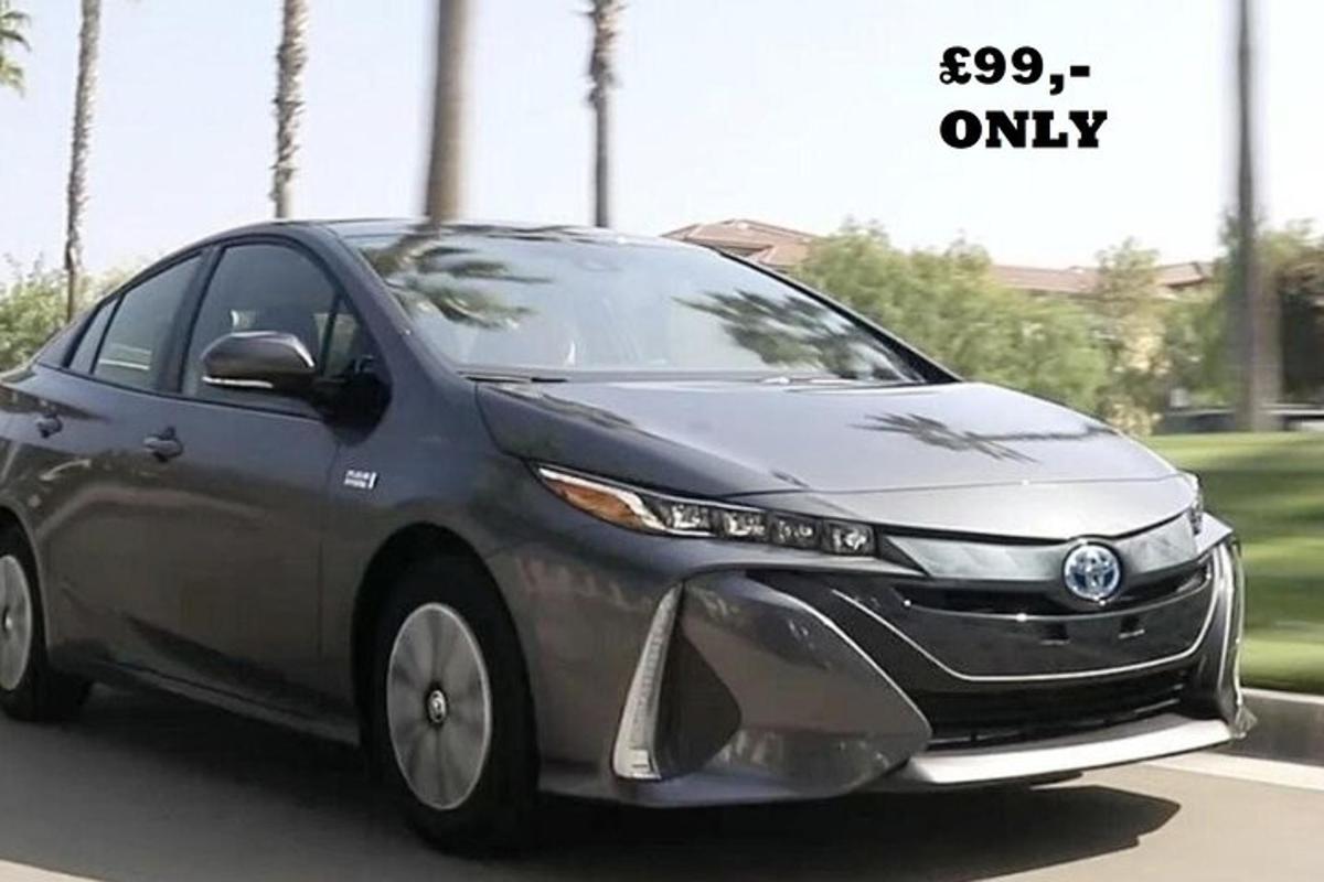 hall Toyota Prius sõidab mööda teed