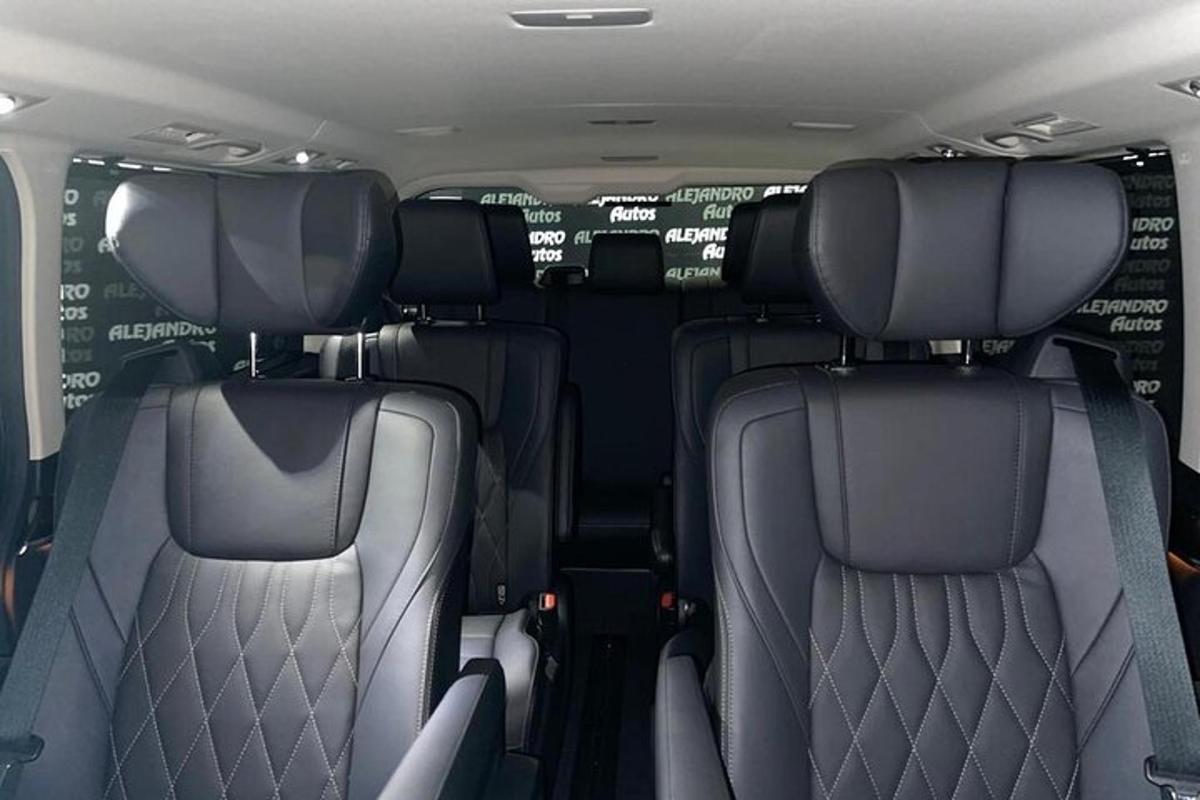 Dos asientos vacíos en la parte trasera de un coche