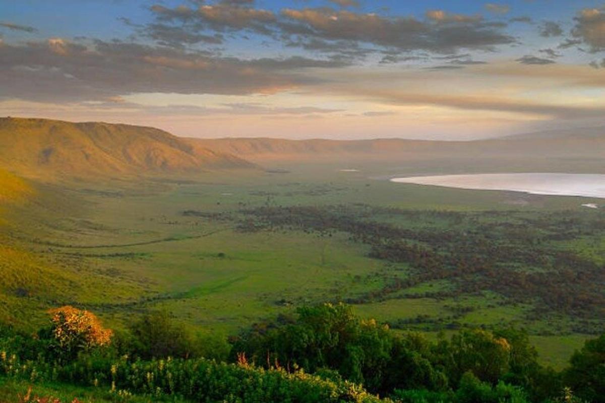 pemandangan udara lembah dengan badan air